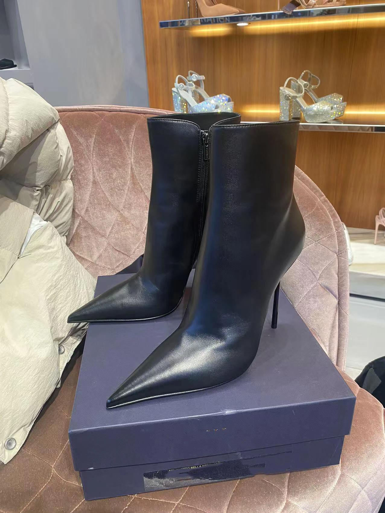 Black Pointed Toe Short Boots Women's High Heel Zipper Ankle Boots Fashionable Fall Winter New Style Sexy Girl Stiletto Boots
Black Pointed Toe Short Boots Women's High Heel Zipper Ankle Boots Fashionable Fall Winter New Style Sexy Girl Stiletto Boots
