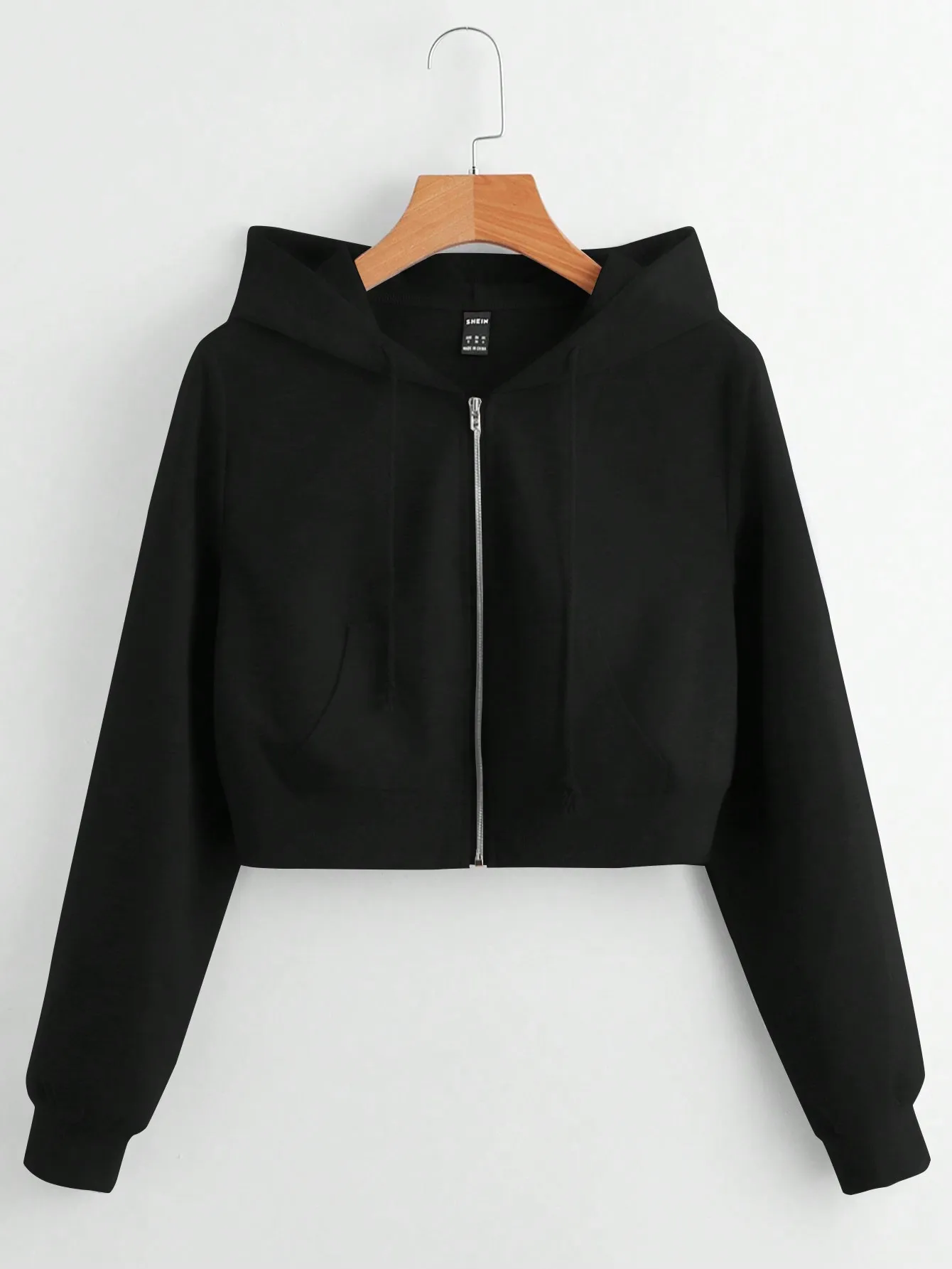 Черная укороченная толстовка с капюшоном, на молнии, с длинными рукавами и передними карманами для осени и зимы
Черная укороченная толстовка с капюшоном, на молнии, с длинными рукавами и передними карманами для осени и зимы