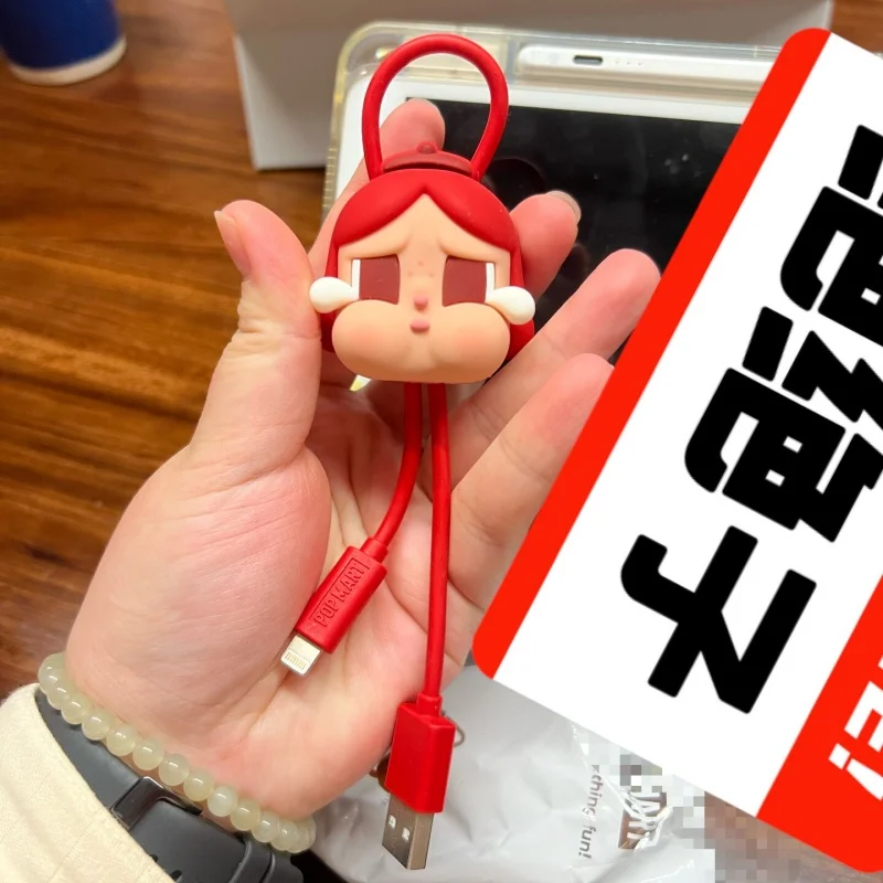 Горячая новинка: Оригинальная коллекционная фигурка POP MART Blind Box из серии Crybaby ENCOUNTER YOURSELF — кабель для зарядки iPhone, аниме-игрушка, украшение
Горячая новинка: Оригинальная коллекционная фигурка POP MART Blind Box из серии Crybaby ENCOUNTER YOURSELF — кабель для зарядки iPhone, аниме-игрушка, украшение