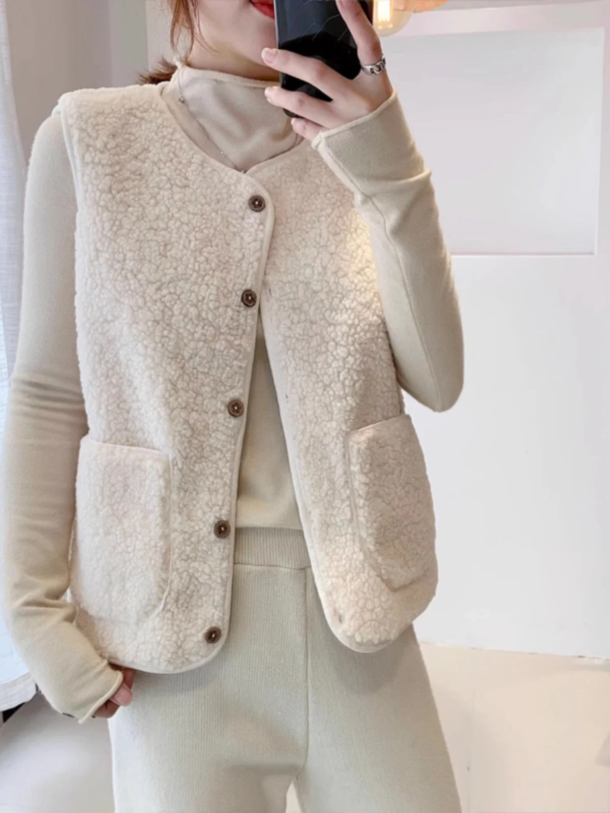 Женский жилет из меха ягненка, весна-осень 2023, корейский универсальный жилет из кожи и меха, встроенное волокно из полиэстера
Женский жилет из меха ягненка, весна-осень 2023, корейский универсальный жилет из кожи и меха, встроенное волокно из полиэстера