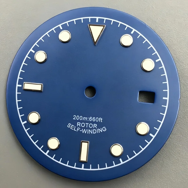 33.5MM green/blue diving watch dial with luminous mark is suitable for gold/silver scale of NH35A NH36 movement date window.
33.5MM green/blue diving watch dial with luminous mark is suitable for gold/silver scale of NH35A NH36 movement date window.