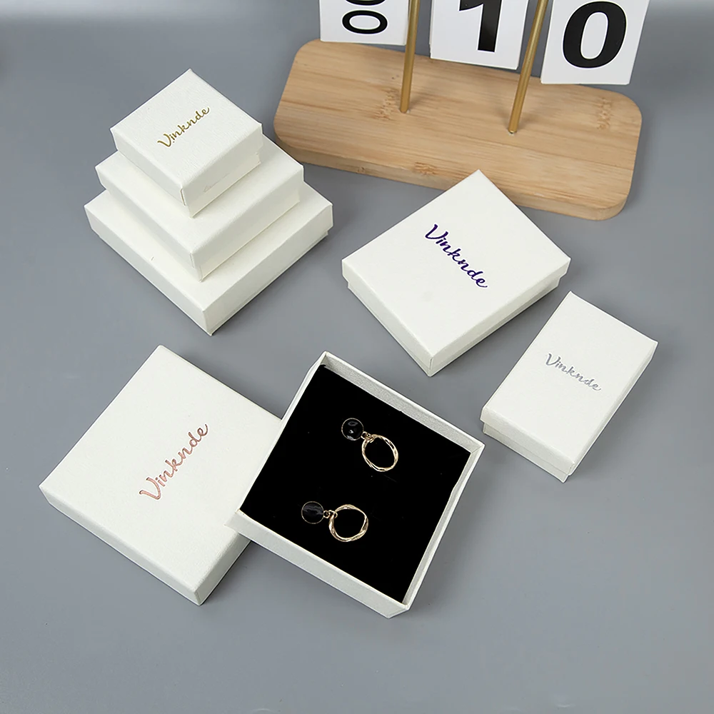 50 шт., упаковочная коробка на заказ, печать логотипа, персонализированные шкатулки для драгоценностей, ожерелье, кольцо, серьги, чехол, свадебный подарок, органайзер для путешествий
50 шт., упаковочная коробка на заказ, печать логотипа, персонализированные шкатулки для драгоценностей, ожерелье, кольцо, серьги, чехол, свадебный подарок, органайзер для путешествий