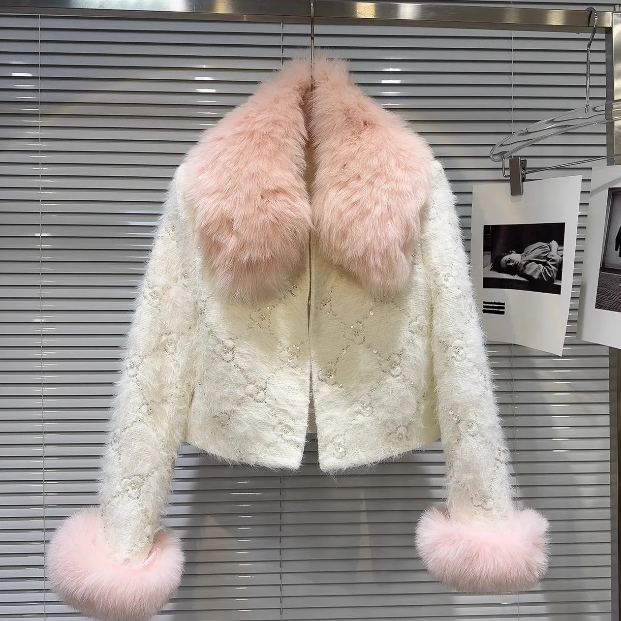 Winter 2026 New Style Short Female Jacket Pink Fur Collar Bead Embroidery down Coat Thickened Straight Tube Long Sleeve
Winter 2026 New Style Short Female Jacket Pink Fur Collar Bead Embroidery down Coat Thickened Straight Tube Long Sleeve