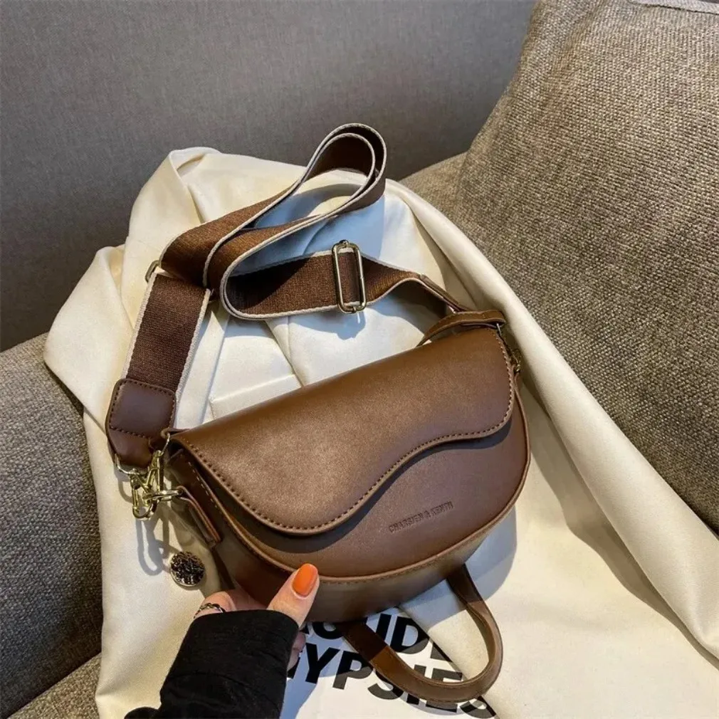Ladies' Retro Solid Color Flip Pony Saddle Underarm Bag Fashion PU Leather Wide Shoulder Strap Crossbody Bag Summer Dressing
Ladies' Retro Solid Color Flip Pony Saddle Underarm Bag Fashion PU Leather Wide Shoulder Strap Crossbody Bag Summer Dressing