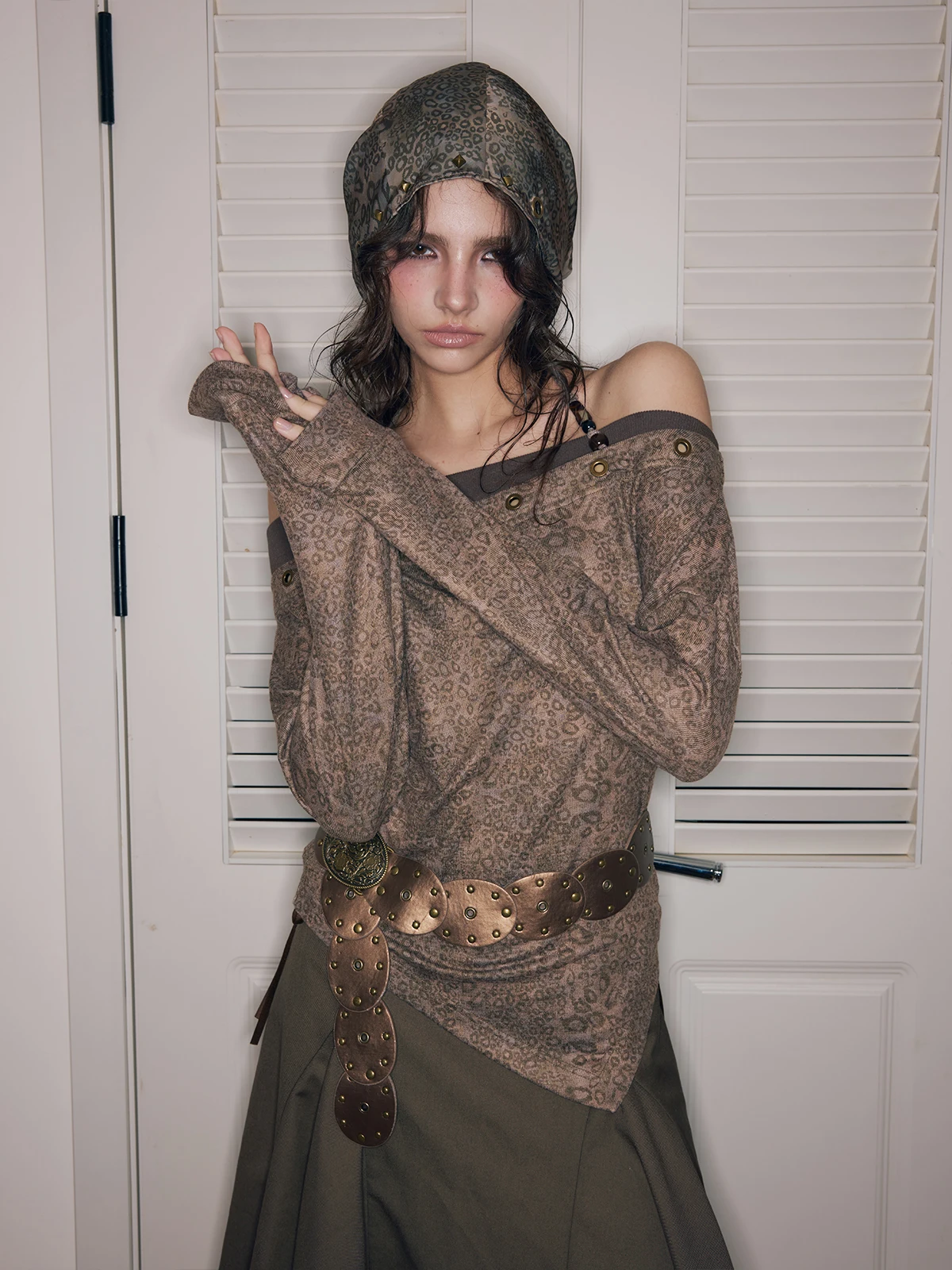 Винтажный вязаный свитер Gehem с открытыми плечами и вырезами, женский свободный топ с металлическим декором и бахромой, полиэстер, хлопок, спандекс...
Винтажный вязаный свитер Gehem с открытыми плечами и вырезами, женский свободный топ с металлическим декором и бахромой, полиэстер, хлопок, спандекс...