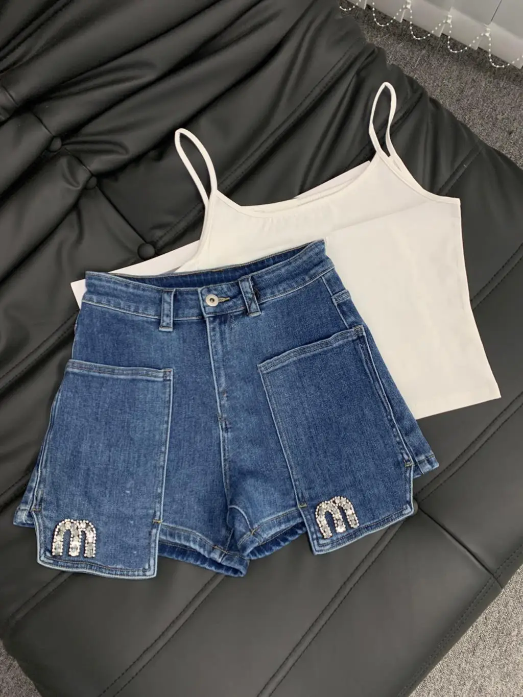 Denim shorts, high quality, fashion temperament, slim and thin, casual and versatile 2023 summer women's new hot
Denim shorts, high quality, fashion temperament, slim and thin, casual and versatile 2023 summer women's new hot