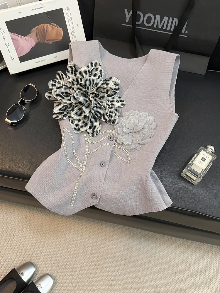 New gray nail drill three-dimensional flower vest top
New gray nail drill three-dimensional flower vest top