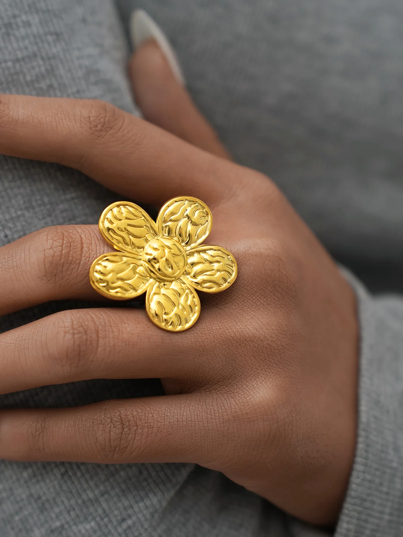 Vintage Stainless Steel Women's Fashion Geometric Flower Rings for Women Trendy Metal Texture 18K Gold Plated Flower Jewelry
Vintage Stainless Steel Women's Fashion Geometric Flower Rings for Women Trendy Metal Texture 18K Gold Plated Flower Jewelry