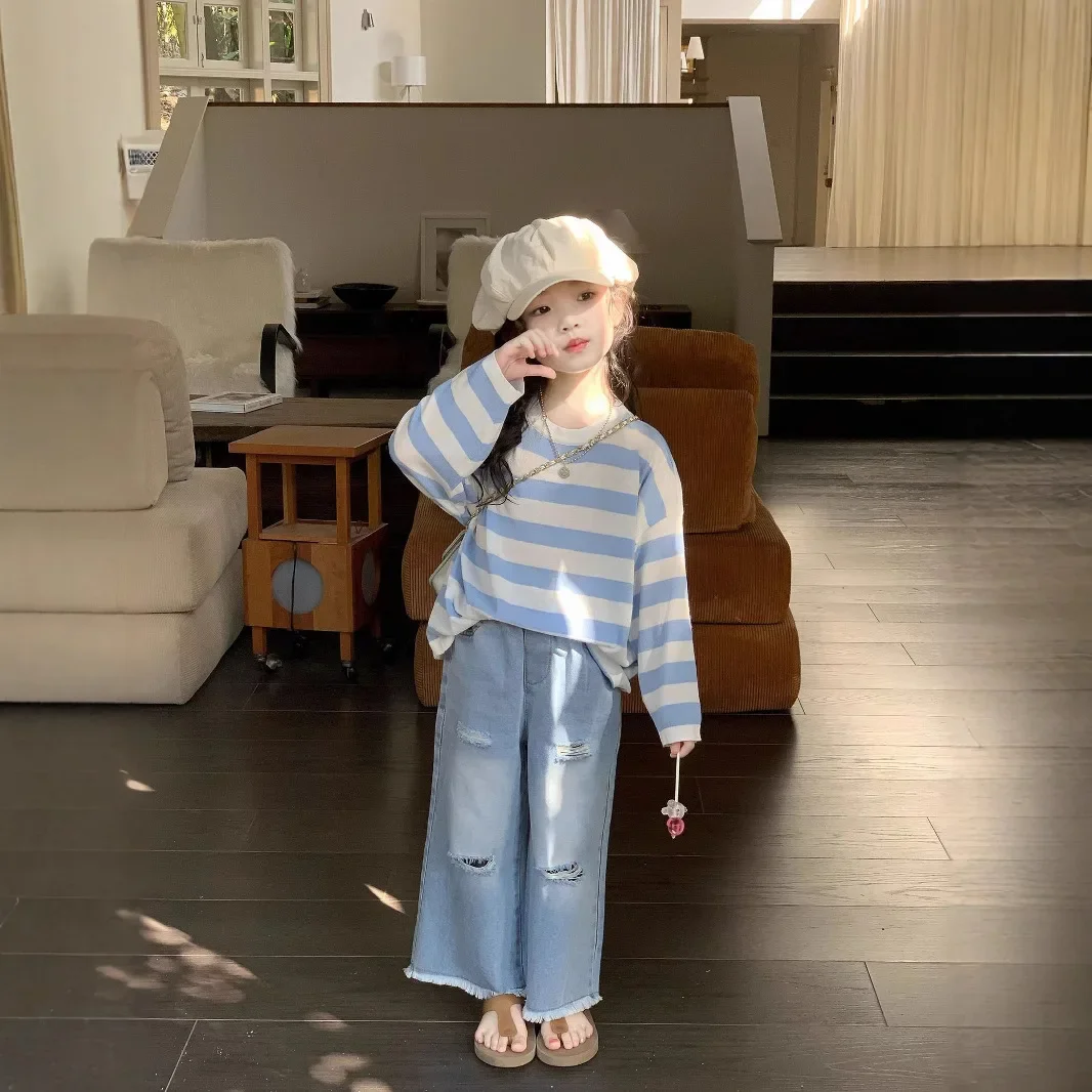 2025 Girls Spring New Baby Light Long-sleeved T-shirt Children's Korean Version of Foreign Style Loose Striped Top
2025 Girls Spring New Baby Light Long-sleeved T-shirt Children's Korean Version of Foreign Style Loose Striped Top