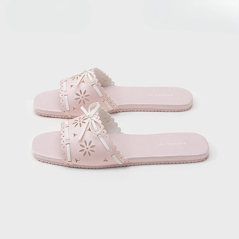 Новые весенне-летние домашние женские тапочки, противоскользящие универсальные модные женские тапочки с тонким ремешком и бантом, полые цветочные узоры 
Новые весенне-летние домашние женские тапочки, противоскользящие универсальные модные женские тапочки с тонким ремешком и бантом, полые цветочные узоры