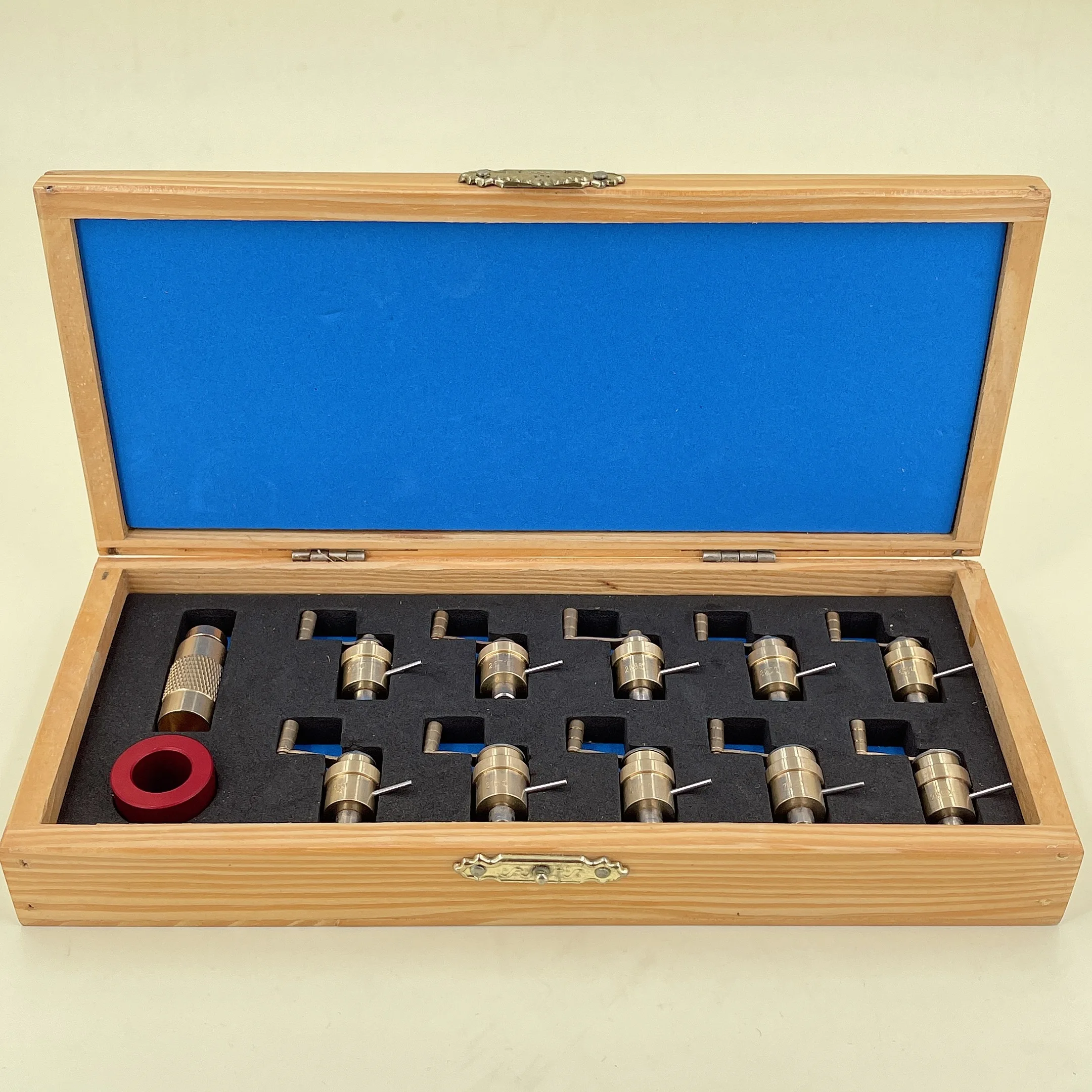 Clockwork winch Clockwork repair tools Watch movement Hair winding winch Watch accessories maintenance
Clockwork winch Clockwork repair tools Watch movement Hair winding winch Watch accessories maintenance