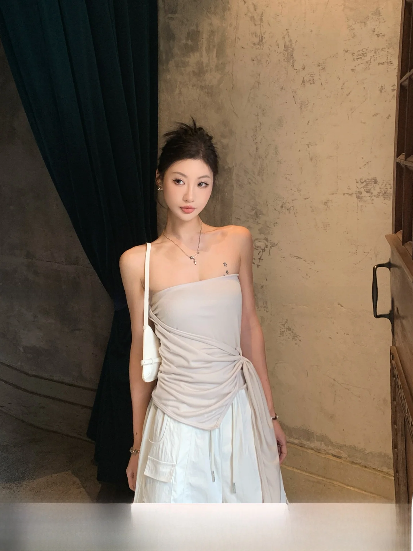 GV Big Brother Ro Design Sense Twist Irregular Tube Top — универсальный летний новый женский модный укороченный топ с эффектом обертывания и бандажным дизайном.
GV Big Brother Ro Design Sense Twist Irregular Tube Top — универсальный летний новый женский модный укороченный топ с эффектом обертывания и бандажным дизайном.
