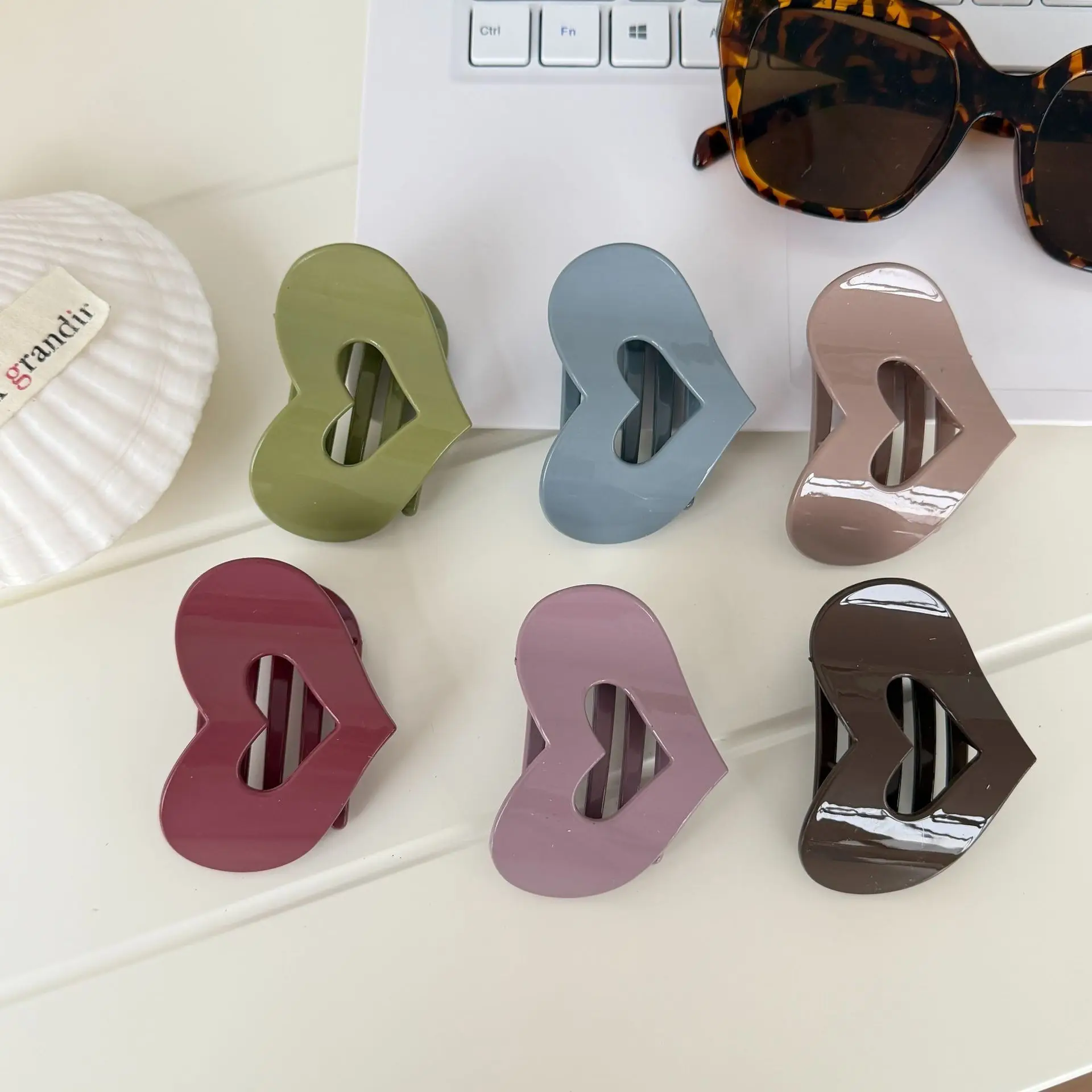 Glossy Lacquer Heart Hair Claw Clip Duckbill Jaw Clip for Women Summer Daily Wear Hair Accessory Portable Beautiful
Glossy Lacquer Heart Hair Claw Clip Duckbill Jaw Clip for Women Summer Daily Wear Hair Accessory Portable Beautiful