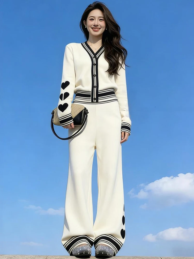 High-End Casual Knitted Two-Piece Set for Women V-Neck Heart Print Open Cardigan Wide Leg Pants Spring 2026 Collection
High-End Casual Knitted Two-Piece Set for Women V-Neck Heart Print Open Cardigan Wide Leg Pants Spring 2026 Collection