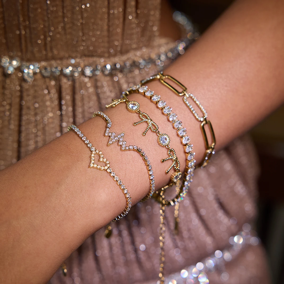 AIKOER Fashion White Zircon Heart Hollow Bracelet 18K Gold Color Plated Stainless Steel Waterproof Round Zircon Stackable Bracel
AIKOER Fashion White Zircon Heart Hollow Bracelet 18K Gold Color Plated Stainless Steel Waterproof Round Zircon Stackable Bracel