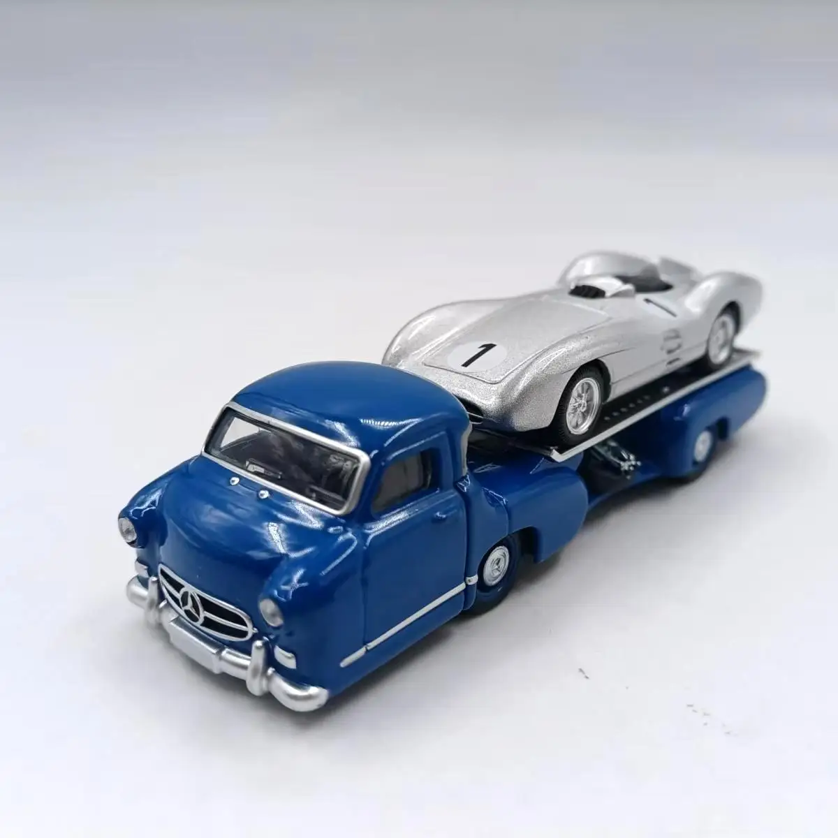 1:64 Trailer transport vehicle simulation alloy car model decoration gift
1:64 Trailer transport vehicle simulation alloy car model decoration gift