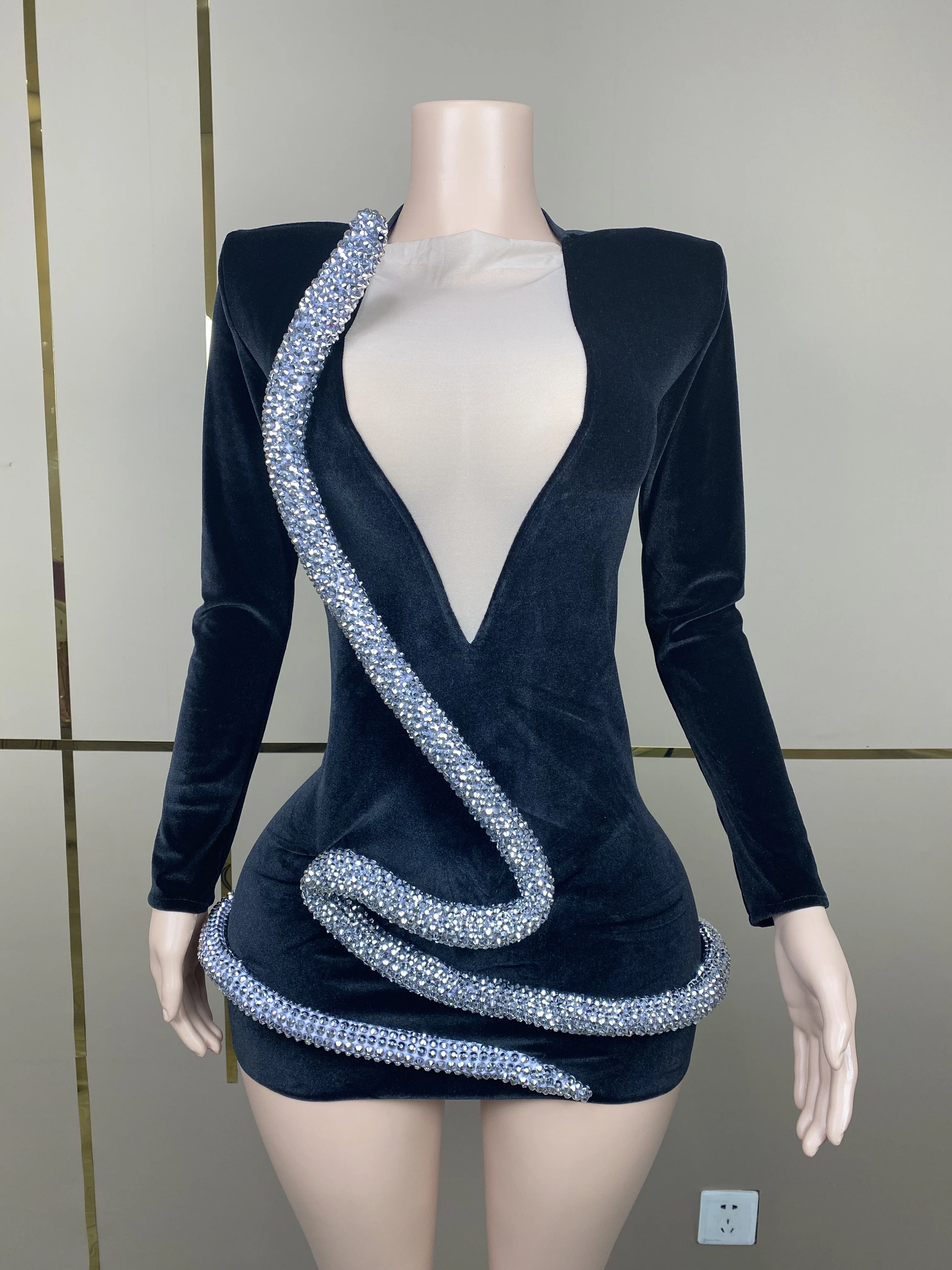 Women Winter Sexy Long Sleeve Mesh SnakeDianonds Black Velvet Mini Bodycon CustumeDress 2022 Elegant Party Performance DressD055
Women Winter Sexy Long Sleeve Mesh SnakeDianonds Black Velvet Mini Bodycon CustumeDress 2022 Elegant Party Performance DressD055