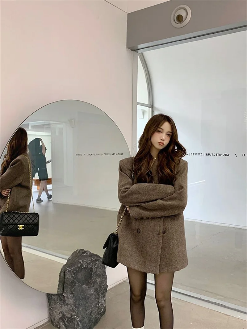 Women's Coat 2024 New Autumn and Winter High-end Woolen Short Suit Style Coat Medium Long Coat Loose Woolen Fabric Thickened WLF
Women's Coat 2024 New Autumn and Winter High-end Woolen Short Suit Style Coat Medium Long Coat Loose Woolen Fabric Thickened WLF