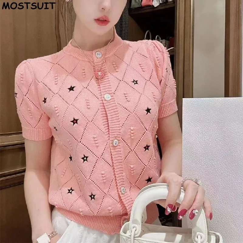 Embroidered Knitted Sweater Tshirt Women Cardigan Tops Summer Elegant Vintage Ladies Knitwear Short Sleeve Single-breasted Jumpe
Embroidered Knitted Sweater Tshirt Women Cardigan Tops Summer Elegant Vintage Ladies Knitwear Short Sleeve Single-breasted Jumpe