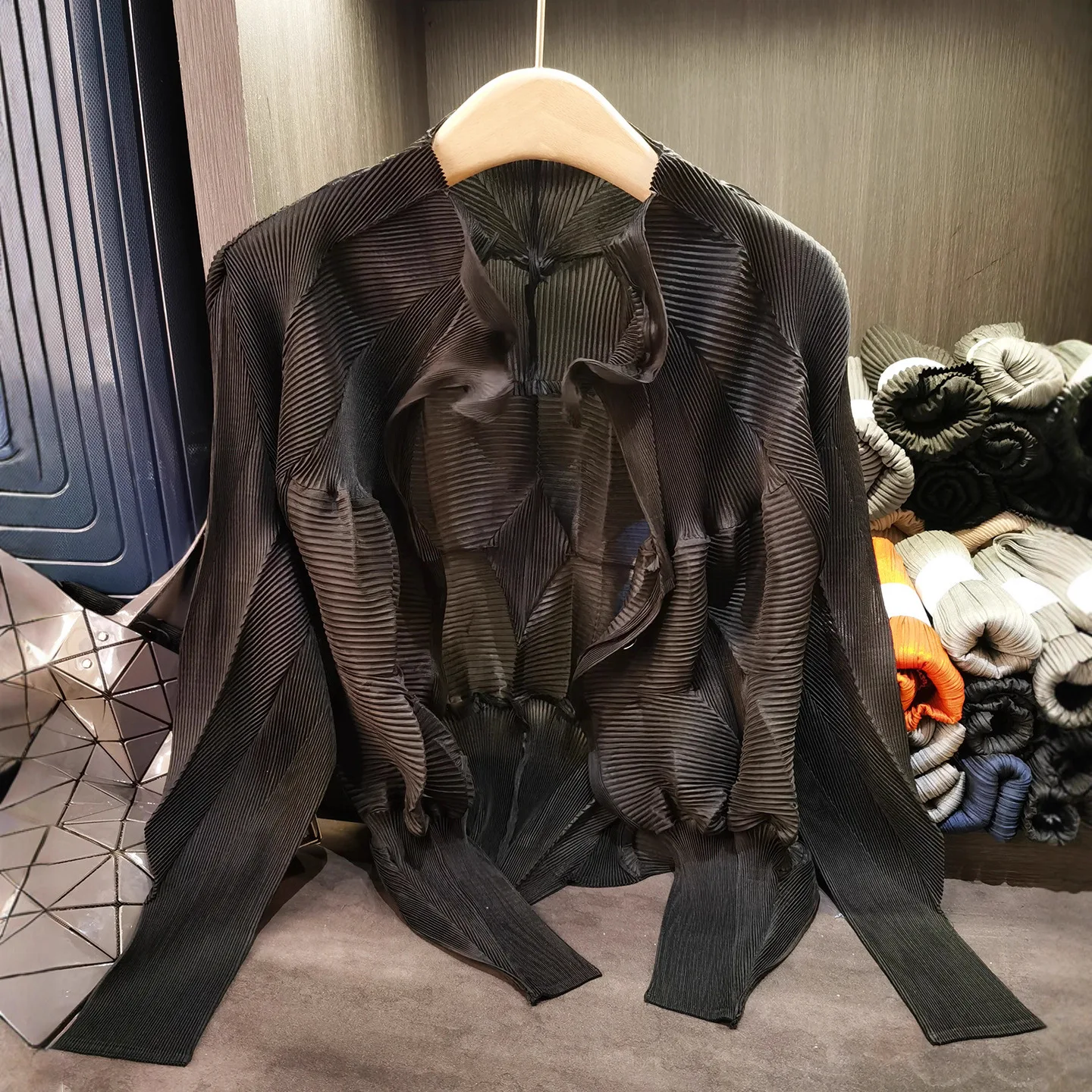 Miyake Japanese niche design sense irregular heavy handmade flower bud solid color casual commuter section cardigan short jacket
Miyake Japanese niche design sense irregular heavy handmade flower bud solid color casual commuter section cardigan short jacket