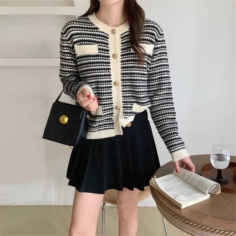 Loose Striped Knitted Cardigan For Women 2024 Autumn And Winter New Style Temperament Commuting Round Neck Sweater Jacket
Loose Striped Knitted Cardigan For Women 2024 Autumn And Winter New Style Temperament Commuting Round Neck Sweater Jacket