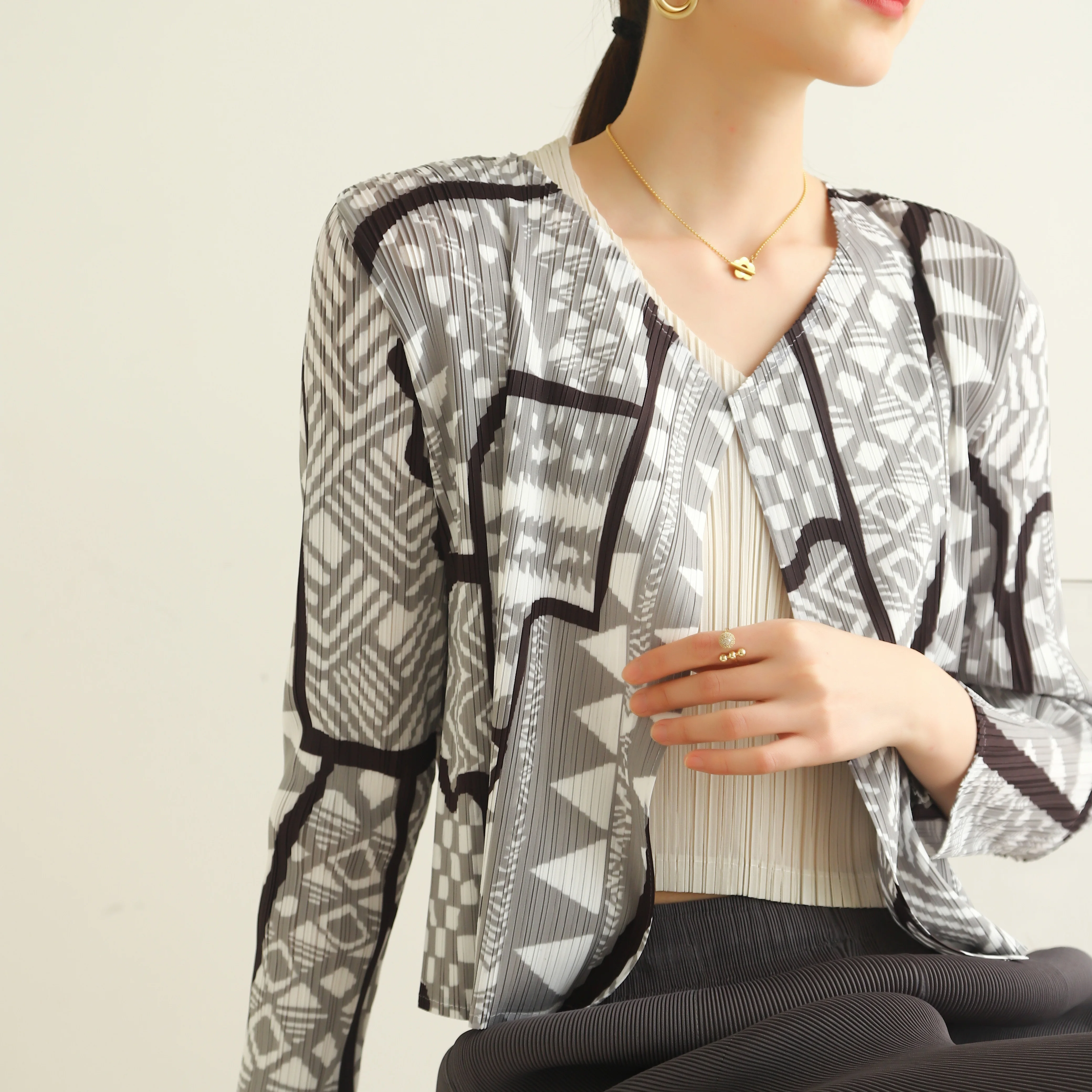 Manufacturers for autumn spring new miyake pleated fashion printing cardigan casual short jacket
Manufacturers for autumn spring new miyake pleated fashion printing cardigan casual short jacket