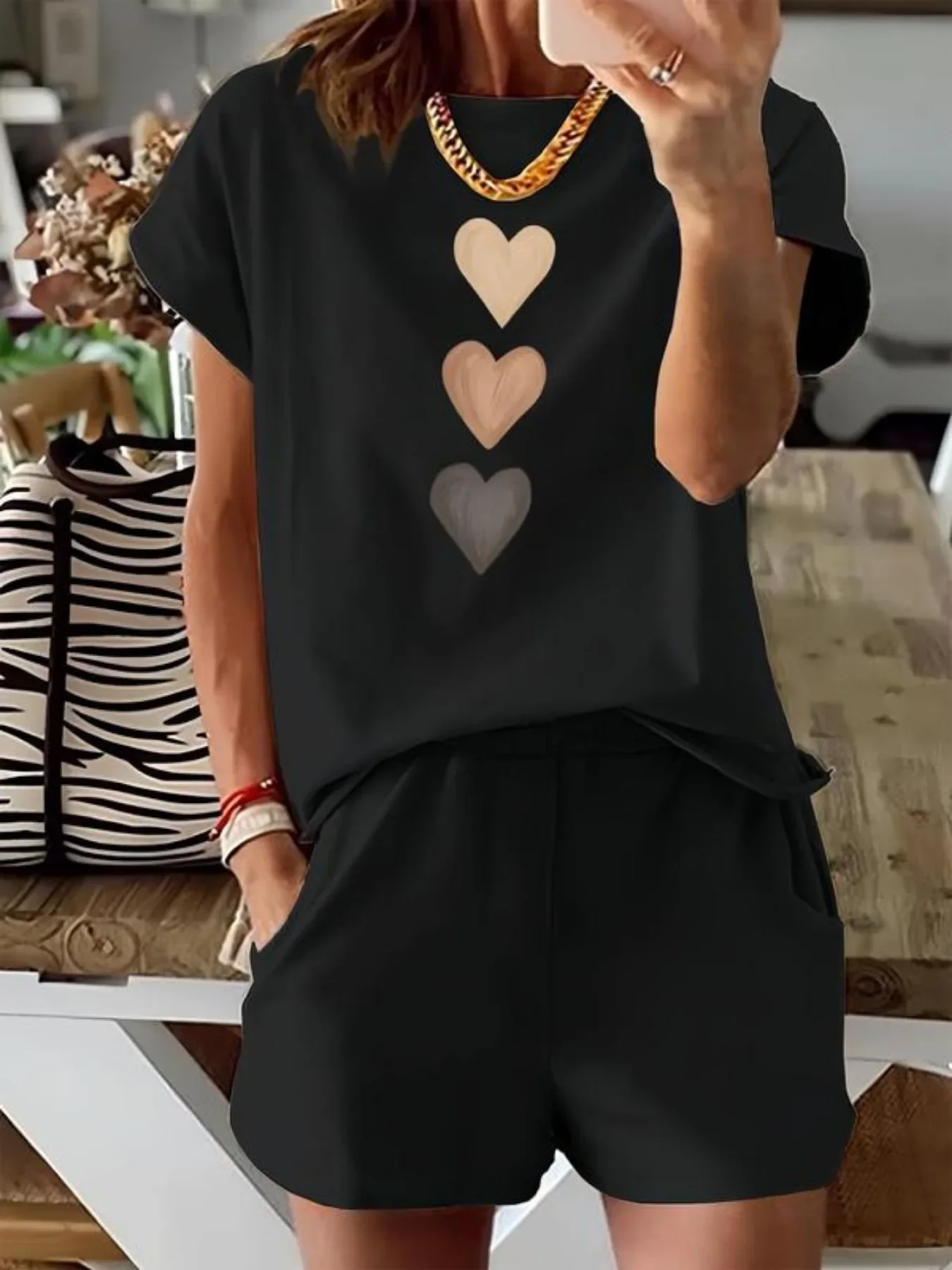 Женская футболка в уличном стиле Happy Heart в форме сердца, мягкая дышащая футболка с короткими рукавами и цветочным принтом, женская одежда
Женская футболка в уличном стиле Happy Heart в форме сердца, мягкая дышащая футболка с короткими рукавами и цветочным принтом, женская одежда