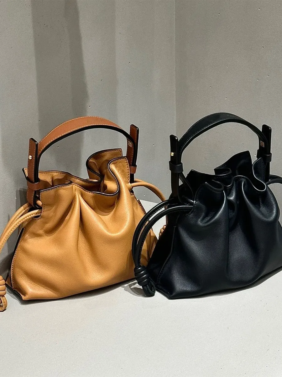 Designer luxury women's bag, simple and high-end handbag, cowhide drawstring crossbody bag, casual commuter shoulder bag
Designer luxury women's bag, simple and high-end handbag, cowhide drawstring crossbody bag, casual commuter shoulder bag