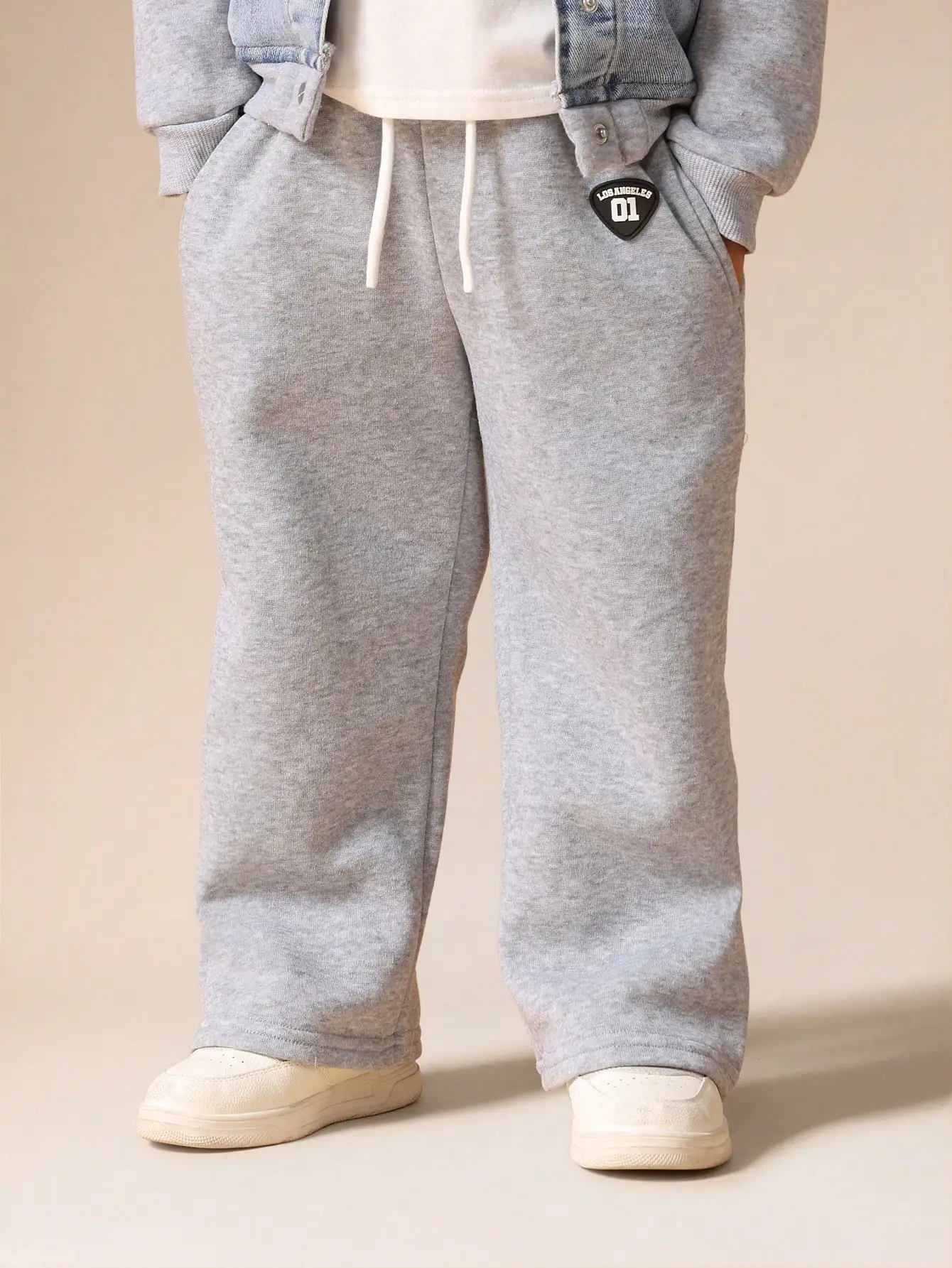 Серые джоггеры свободного кроя с завязками на талии для детей
Серые джоггеры свободного кроя с завязками на талии для детей