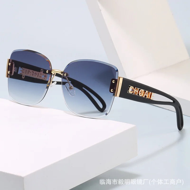 Women Rimless Gradient Sunglasses Luxury Brand Inspired CH0AIE Logo UV400 Protection Fashion Elegant Daily Outdoor Eyewear
Women Rimless Gradient Sunglasses Luxury Brand Inspired CH0AIE Logo UV400 Protection Fashion Elegant Daily Outdoor Eyewear