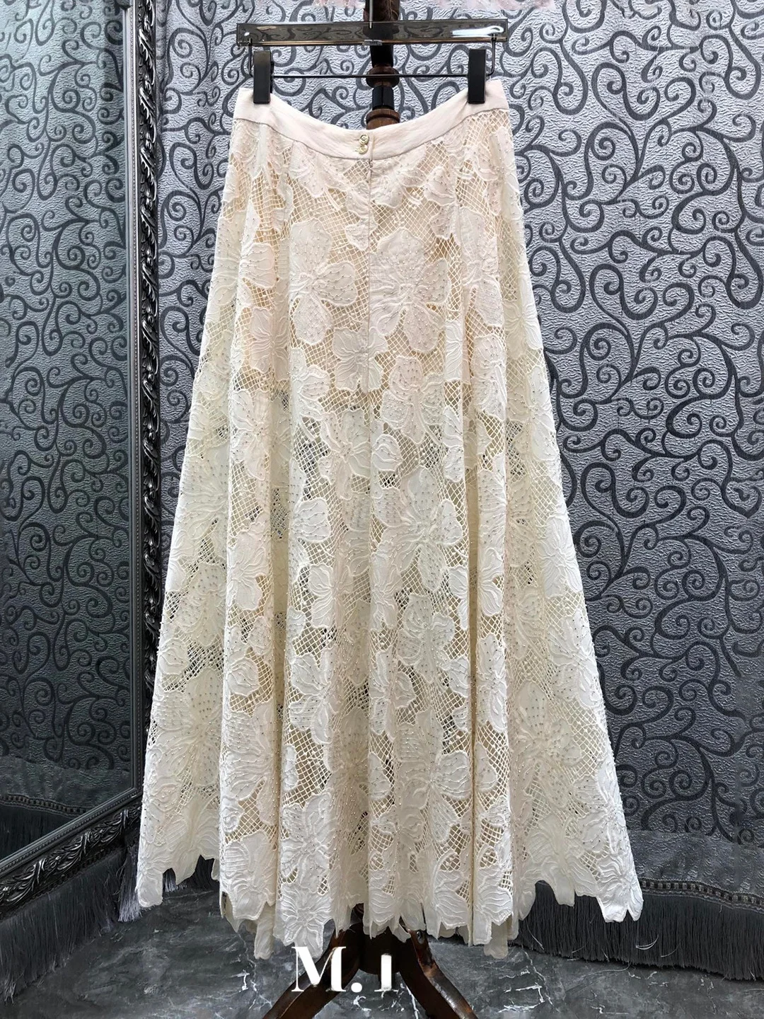 Milan Small Town Heavy Embroidery Net Surface Hollow out Half Skirt High Waist A-Line Cotton Blend Commute Style Ladies Skirt
Milan Small Town Heavy Embroidery Net Surface Hollow out Half Skirt High Waist A-Line Cotton Blend Commute Style Ladies Skirt