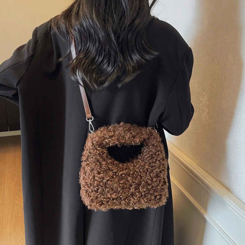 Милые плюшевые сумки на плечо на молнии для женщин, милые осенне-зимние сумки 2024, новые универсальные модные женские сумки большой вместимости
Милые плюшевые сумки на плечо на молнии для женщин, милые осенне-зимние сумки 2024, новые универсальные модные женские сумки большой вместимости