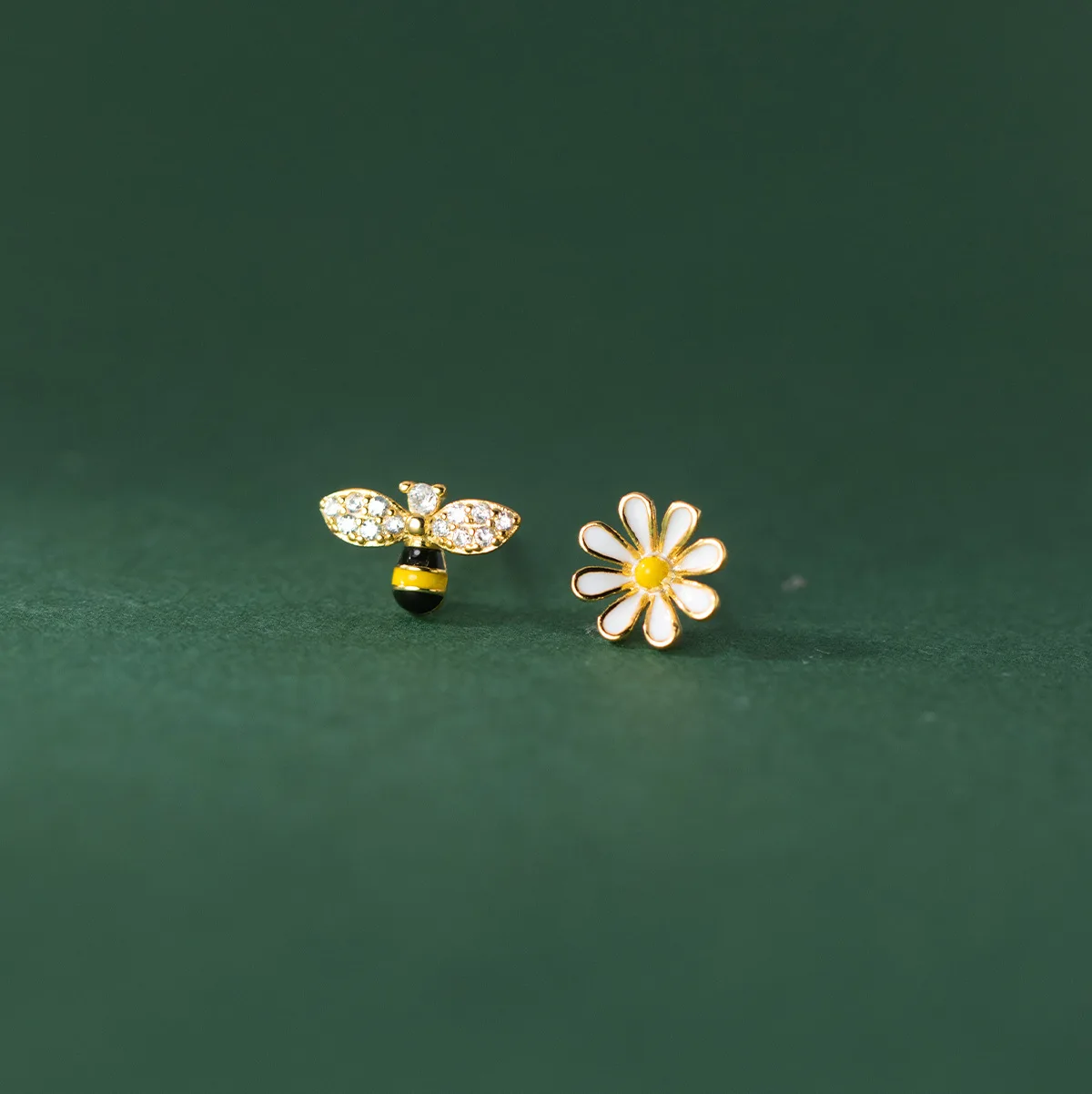 S925 Sterling Silver Korean Crystal cute bee daisy Stud Earrings For Women Kids Wedding Party Jewelry Gift Female Pendientes
S925 Sterling Silver Korean Crystal cute bee daisy Stud Earrings For Women Kids Wedding Party Jewelry Gift Female Pendientes