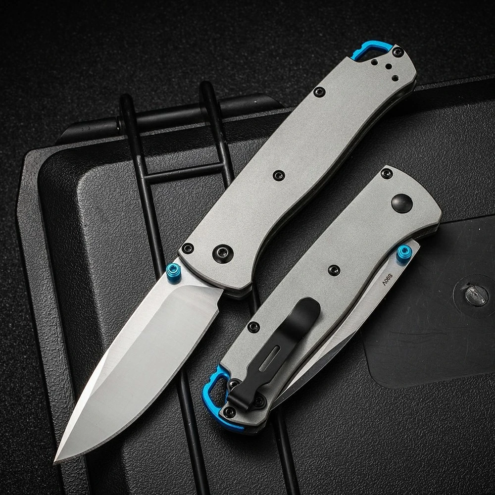 Складной нож BM535 (серая версия) с лезвием 440, рукоятью из алюминиевого сплава с ЧПУ, для выживания, экстренных ситуаций, активного отдыха и повседневного использования (EDC).
Складной нож BM535 (серая версия) с лезвием 440, рукоятью из алюминиевого сплава с ЧПУ, для выживания, экстренных ситуаций, активного отдыха и повседневного использования (EDC).