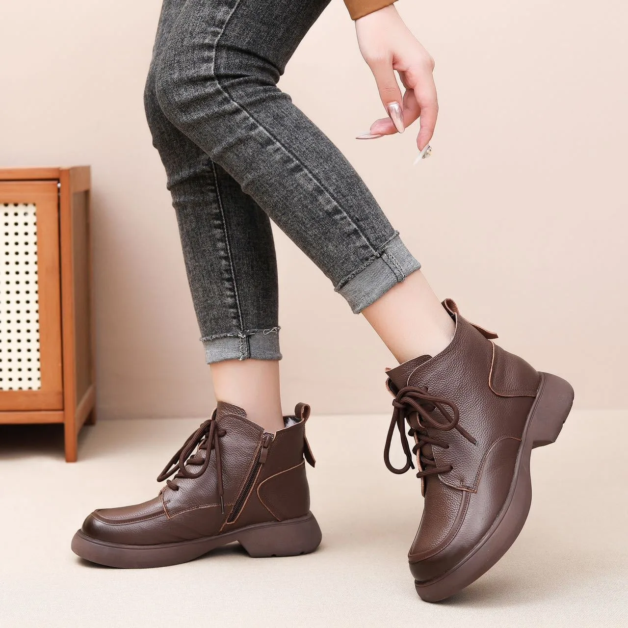 Cow leather boots 2025 winter thick wool retro new short boots anti slip women's boots
Cow leather boots 2025 winter thick wool retro new short boots anti slip women's boots