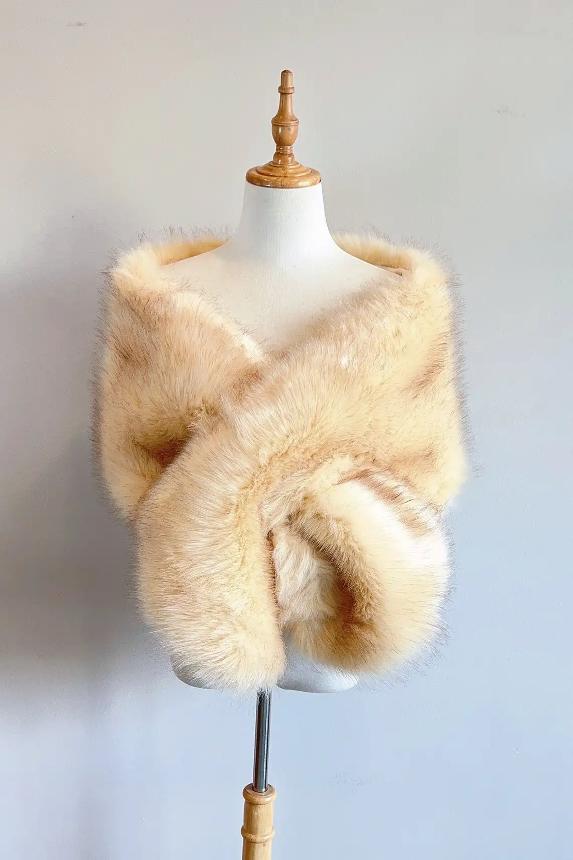 Champagne with black tips Faux Fur bridal Wrap Wedding Fur Shrug Bridal Faux Fur Stole Fur Shawl Cape
Champagne with black tips Faux Fur bridal Wrap Wedding Fur Shrug Bridal Faux Fur Stole Fur Shawl Cape