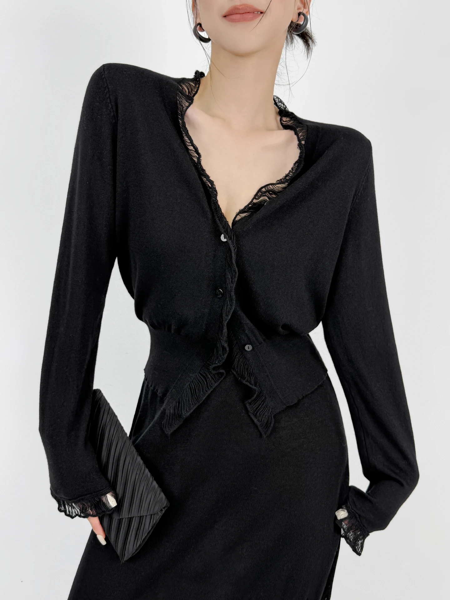 Мягкий вязаный кардиган с V-образным вырезом и длинными рукавами, женский, приталенный, летний топ во французском стиле, из нейлоновой ткани, укороченный, цветной
Мягкий вязаный кардиган с V-образным вырезом и длинными рукавами, женский, приталенный, летний топ во французском стиле, из нейлоновой ткани, укороченный, цветной