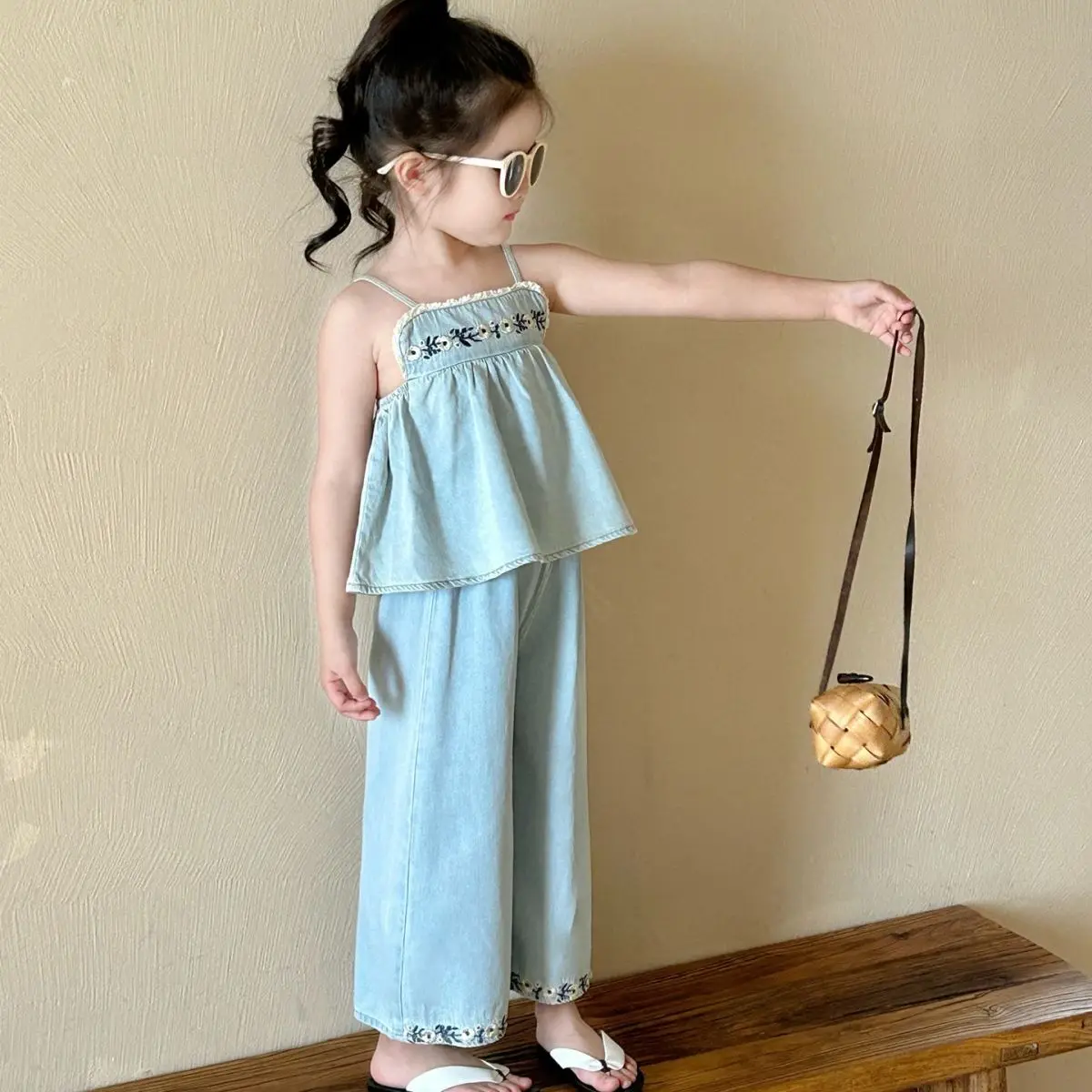 Cowboy Suit Spring and Summer New Girls Embroidered Camisole Vest Denim Straight Leg Pants Two-piece Set Kids Clothes
Cowboy Suit Spring and Summer New Girls Embroidered Camisole Vest Denim Straight Leg Pants Two-piece Set Kids Clothes