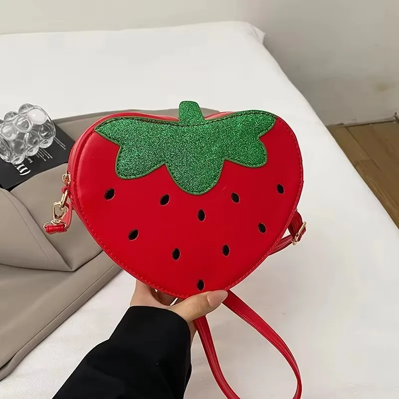 Популярные маленькие сумки через плечо из искусственной кожи в форме клубники в стиле пэчворк Sweet 2025, хит продаж, модные женские сумки на молнии для девочек
Популярные маленькие сумки через плечо из искусственной кожи в форме клубники в стиле пэчворк Sweet 2025, хит продаж, модные женские сумки на молнии для девочек