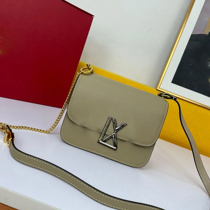 Роскошная Новая высококачественная нишевая кожаная сумка через плечо, модная и универсальная сумка через плечо для женщин
Роскошная Новая высококачественная нишевая кожаная сумка через плечо, модная и универсальная сумка через плечо для женщин