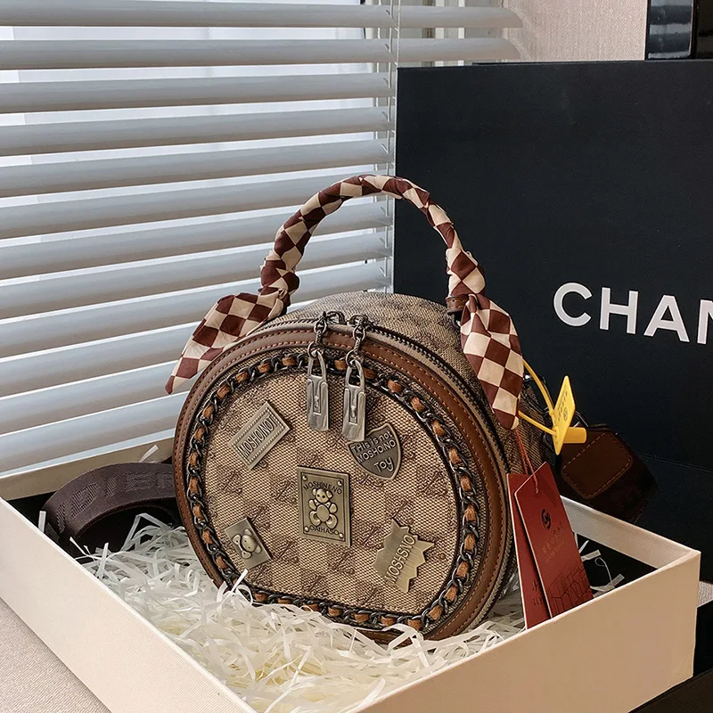 Круглая женская сумка с текстурой в стиле ретро, весна 2024, новая модная сумка с шелковым шарфом и значком, универсальная диагональная сумка через плечо
Круглая женская сумка с текстурой в стиле ретро, весна 2024, новая модная сумка с шелковым шарфом и значком, универсальная диагональная сумка через плечо