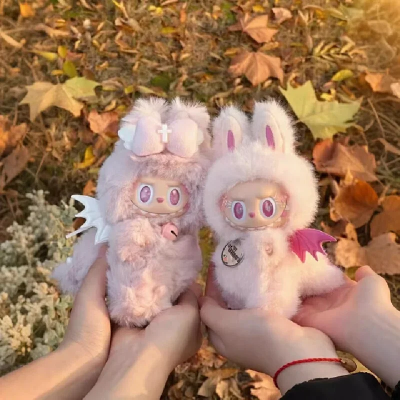 Zimomo ручной работы детская розовая бабочка Little Leader Labubu виниловая плюшевая кукла ограниченная серия кулон подарок репродукция
Zimomo ручной работы детская розовая бабочка Little Leader Labubu виниловая плюшевая кукла ограниченная серия кулон подарок репродукция