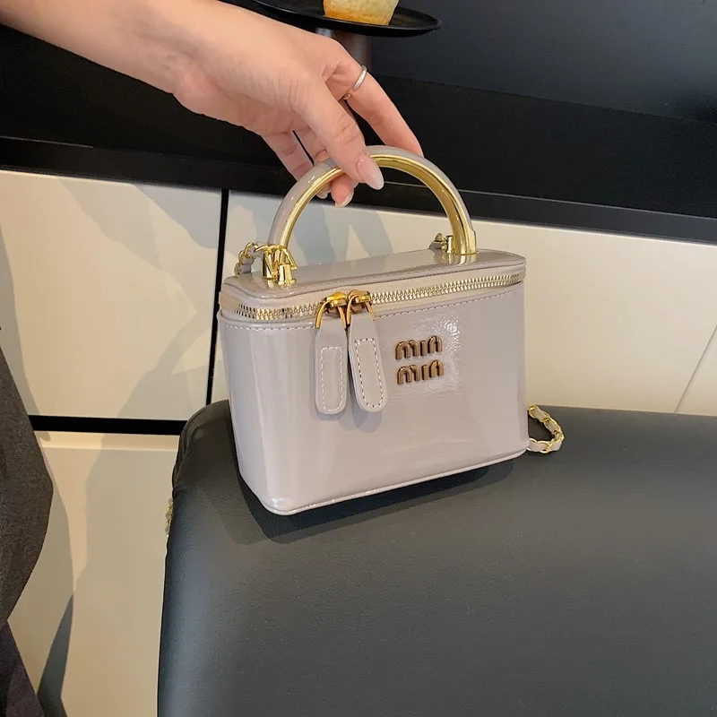 2025 Chic Shoulder Bag, Fashion Crossbody Purse for Women Minimalist Day-to-Night Tote Versatile Sling Bag Casual Top Handle Bag
2025 Chic Shoulder Bag, Fashion Crossbody Purse for Women Minimalist Day-to-Night Tote Versatile Sling Bag Casual Top Handle Bag