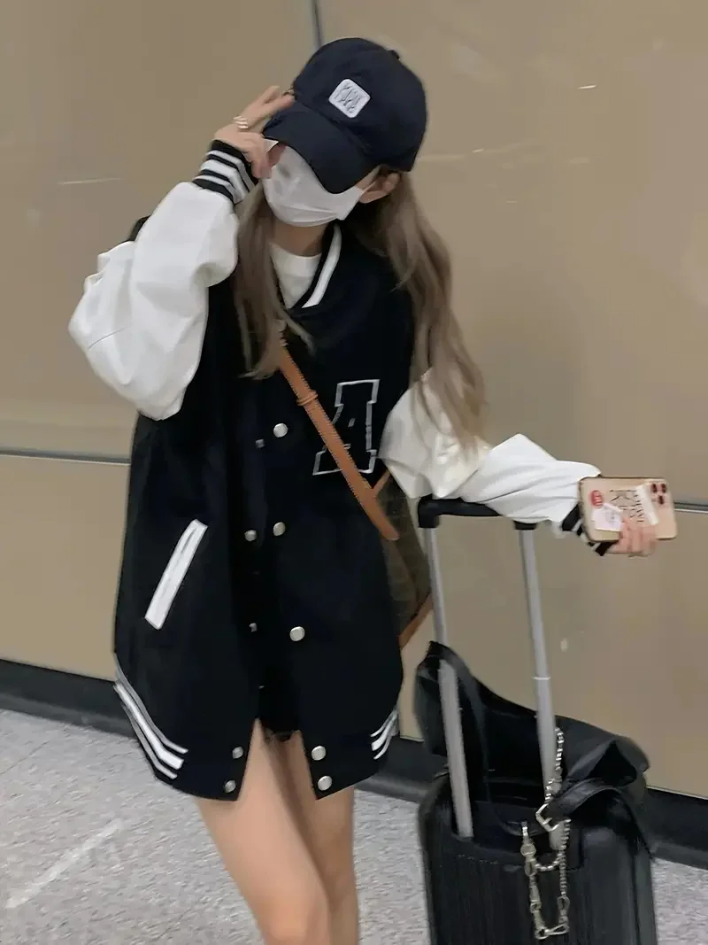 Женская бейсбольная куртка с круглым вырезом и цветными блоками
Женская бейсбольная куртка с круглым вырезом и цветными блоками