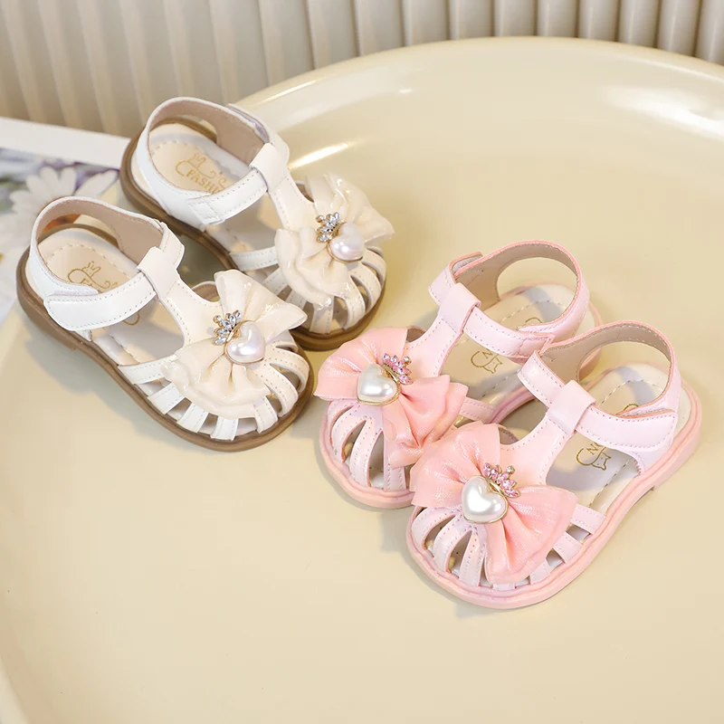Baby Girls Walking Shoes Hollowed-out Kids Sandals Pu T-strap 2025 New Girls Princess Shoes with Sweet Bowtie Love Heart Pearl
Baby Girls Walking Shoes Hollowed-out Kids Sandals Pu T-strap 2025 New Girls Princess Shoes with Sweet Bowtie Love Heart Pearl