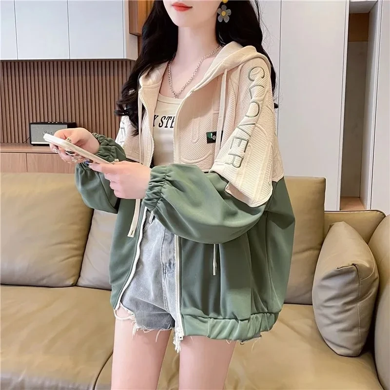 College Style Versatile Short Hooded Jacket Women 2025 Spring Autumn New Wear Thin Small Fashion Contrast Color Coat Female Tops
College Style Versatile Short Hooded Jacket Women 2025 Spring Autumn New Wear Thin Small Fashion Contrast Color Coat Female Tops
