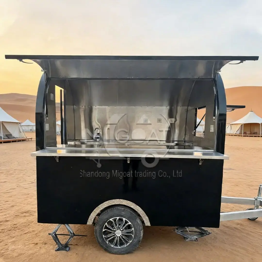 Черная передвижная тележка для продажи еды с арочной крышей, многофункциональным и просторным интерьером, служащая портативной кухней на колесах.
Черная передвижная тележка для продажи еды с арочной крышей, многофункциональным и просторным интерьером, служащая портативной кухней на колесах.