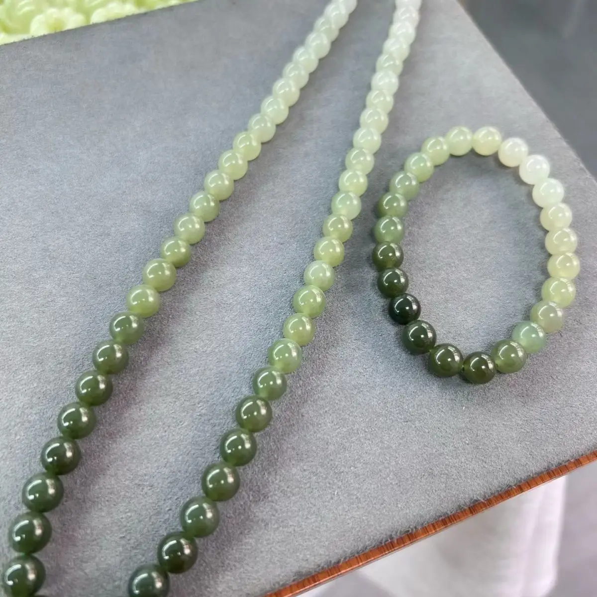 Natural Hetian jade clear water gradual change water color 8mm-10mm round jade bead necklace bracelet set
Natural Hetian jade clear water gradual change water color 8mm-10mm round jade bead necklace bracelet set