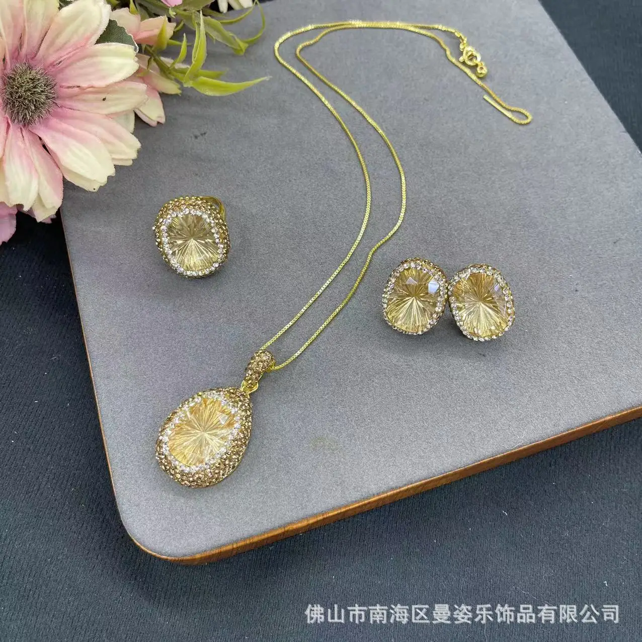 Ore colorful S-warovski crystal starry sky exquisite three-piece set French vintage niche pendant necklace earring ring bracelet
Ore colorful S-warovski crystal starry sky exquisite three-piece set French vintage niche pendant necklace earring ring bracelet