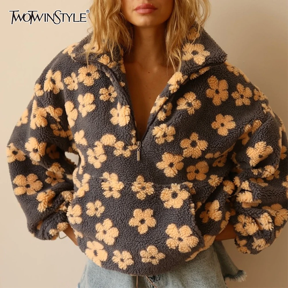 TWOTWINSTYLE пальто с принтом из искусственного меха ягненка для женщин, свободная толстовка на молнии с лацканами и длинными рукавами, женская осенняя мода
TWOTWINSTYLE пальто с принтом из искусственного меха ягненка для женщин, свободная толстовка на молнии с лацканами и длинными рукавами, женская осенняя мода